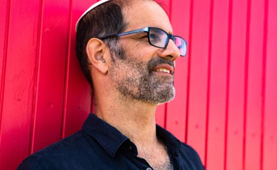 הזמר הסרוג, יוני גנוט, בסינגל חדש ומרגש במיוחד