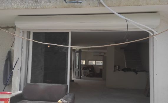 מתקין מזגנים נפל מגובה עם מנוע המזגן – מצבו בינוני