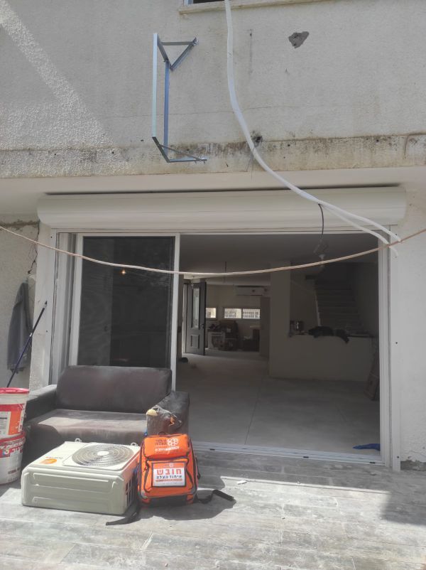 מתקין מזגנים נפל מגובה עם מנוע המזגן – מצבו בינוני