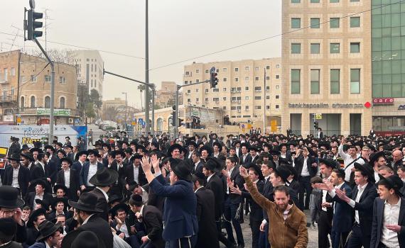 נגד הגיוס: מאות מפגינים חסמו את הכניסה לירושלים