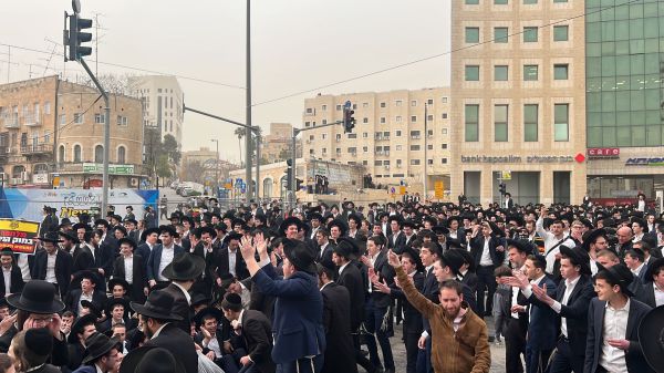 נגד הגיוס: מאות מפגינים חסמו את הכניסה לירושלים