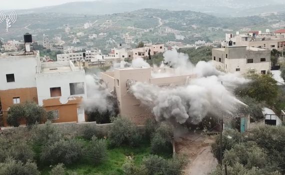 צפו: נהרסו בתיהם של שניים מרוצחי יהודה דימנטמן הי"ד