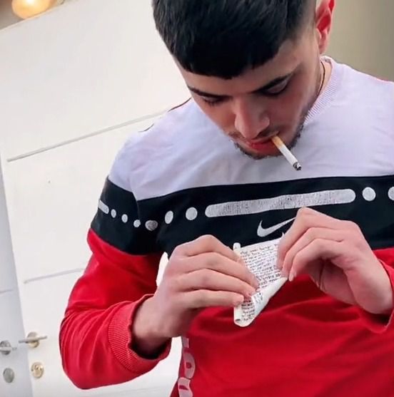 מזעזע: ערבי תלש מזוזה ושרף אותה • צפו