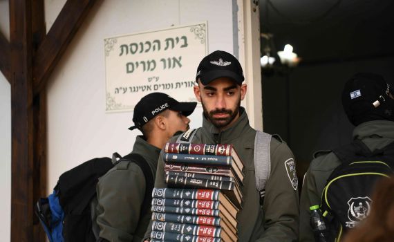 צפו: 6 עצורים בפינוי בית הכנסת והמאחז מעוז אסתר