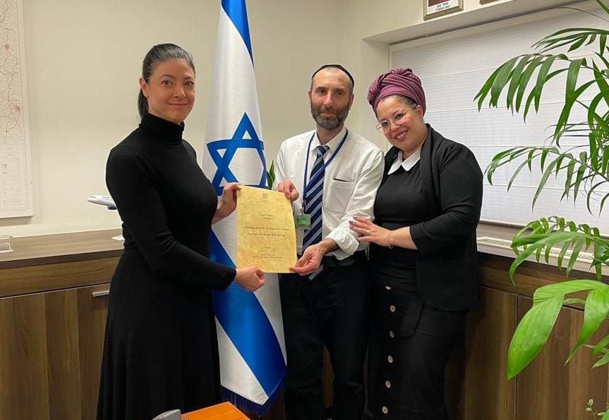 השרה העניקה תעודת הוקרה לנהג שחיסל מחבל