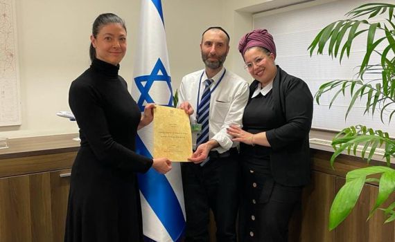 השרה העניקה תעודת הוקרה לנהג שחיסל מחבל