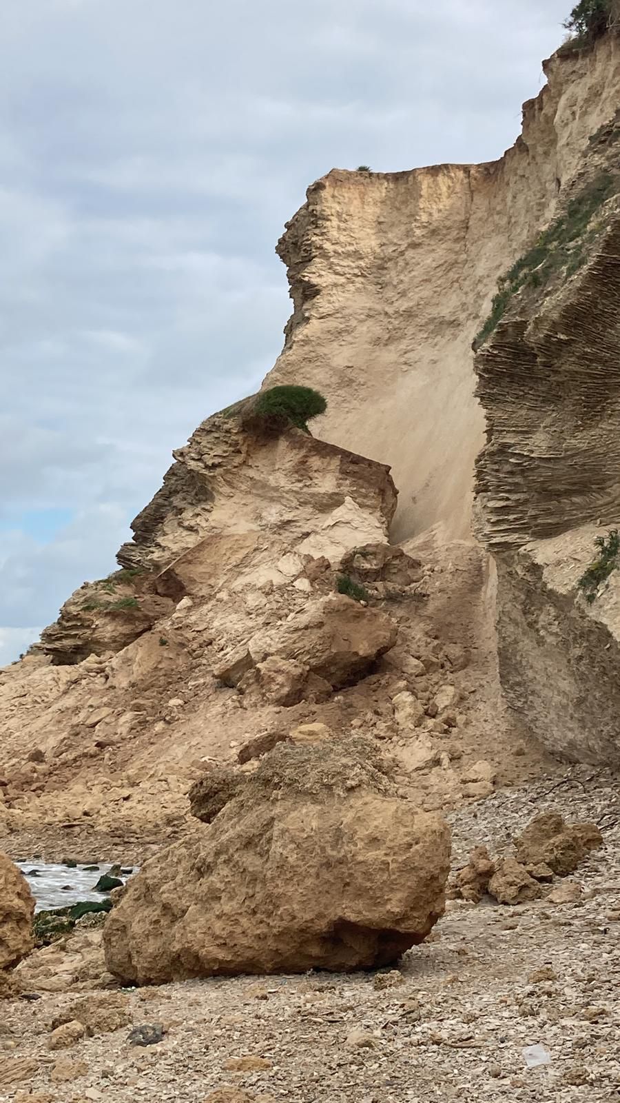 צוק סמוך לחוף הים קרס; החוף נסגר