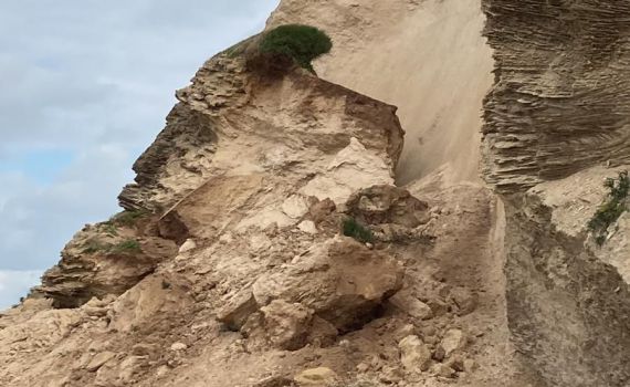 צוק סמוך לחוף הים קרס; החוף נסגר