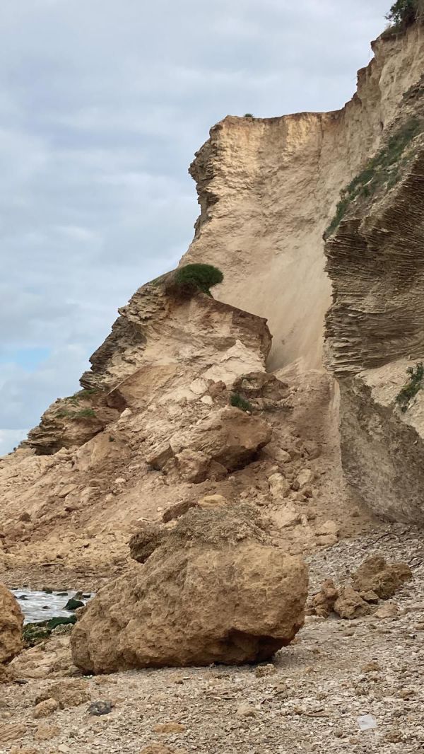 צוק סמוך לחוף הים קרס; החוף נסגר