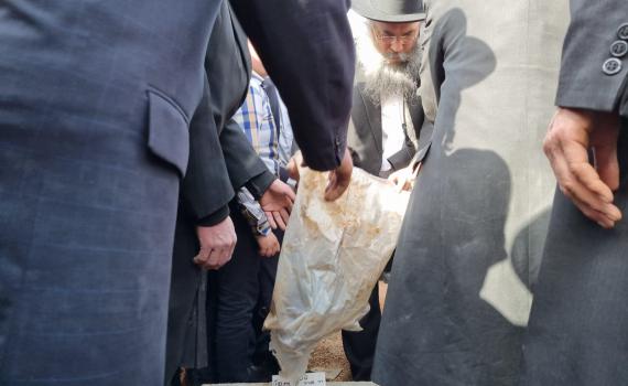 סוף עידן: קברו של הרב חיים קנייבסקי זצ"ל