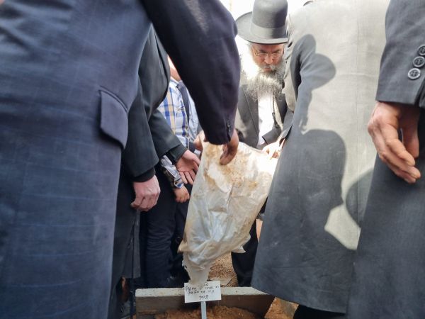 סוף עידן: קברו של הרב חיים קנייבסקי זצ"ל
