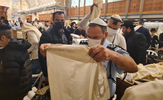 איזה יופי: מפכ"ל המשטרה בטלית ותפילין בכותל