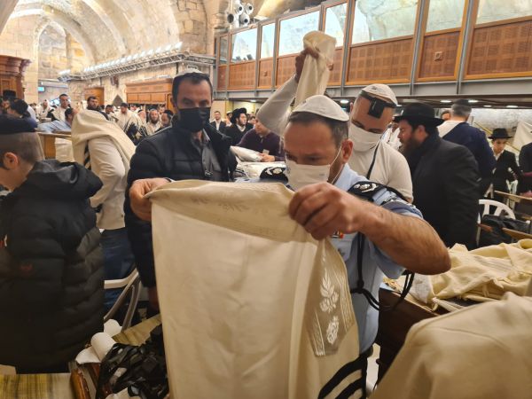 איזה יופי: מפכ"ל המשטרה בטלית ותפילין בכותל