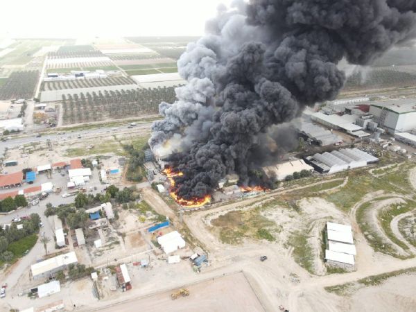 צפו: שריפת ענק בבית אריזה בבקעת הירדן