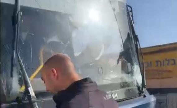 עטרות: אוטובוס התנגש ב-2 רכבים, מספר פצועים במקום
