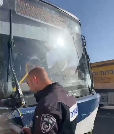 עטרות: אוטובוס התנגש ב-2 רכבים, מספר פצועים במקום