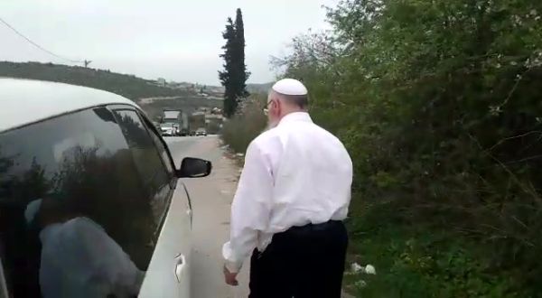 צפו: הרב אליהו נחסם בדרך לחומש ועקף את המחסום