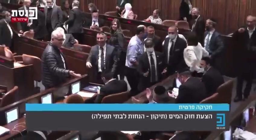 החוק עבר בתמיכת רע"ם; באופוזיציה שרו מש מש