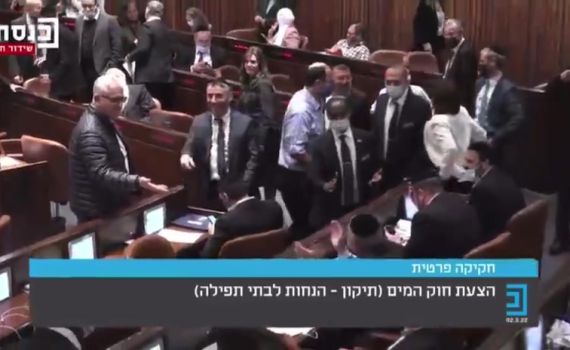החוק עבר בתמיכת רע"ם; באופוזיציה שרו מש מש