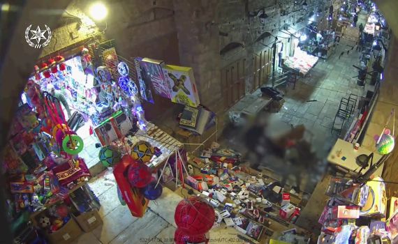 השוטר נאבק במחבל הדוקר; שוטר שני מגיע ומחסל. צפו