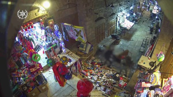 השוטר נאבק במחבל הדוקר; שוטר שני מגיע ומחסל. צפו