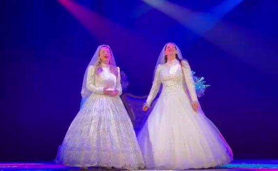 צפו: חן אמסלם וספיר סבן בשמלות כלה על הבמה