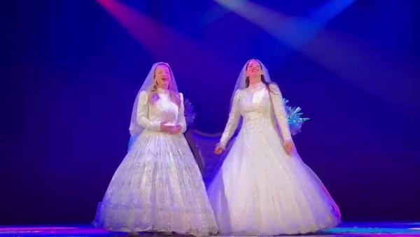 צפו: חן אמסלם וספיר סבן בשמלות כלה על הבמה