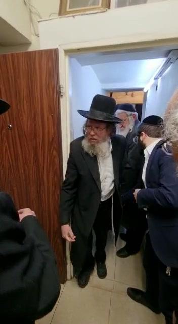 לקראת ההלוויה: מיטת הרב קנייבסקי הובאה לטהרה