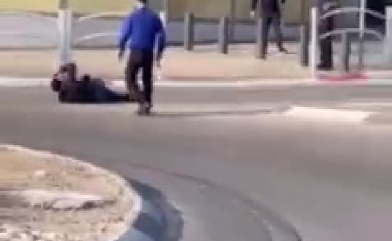 תיעוד: חיסול המחבל לאחר הדקירה בבאר שבע