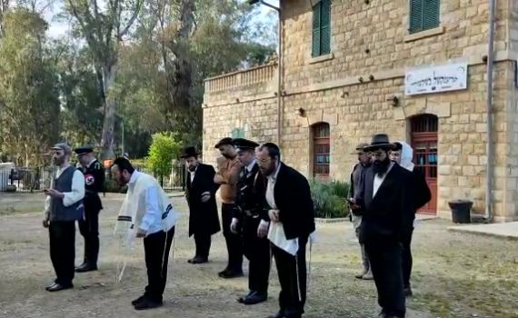 סוריאליסטי: נאצים ויהודים מתפללים מנחה | צפו