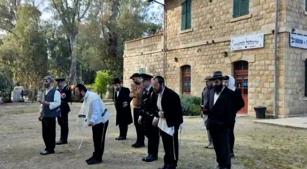 סוריאליסטי: נאצים ויהודים מתפללים מנחה | צפו