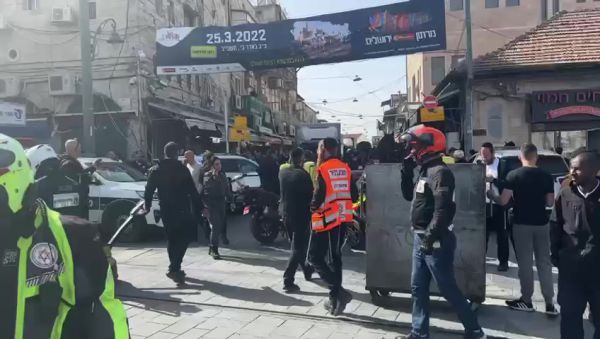 מחנה יהודה: ירי לעבר חשודים שתקפו שוטרים