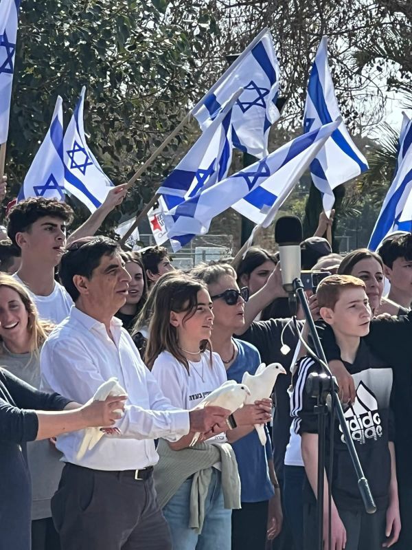 צפו: שירת המונים לציון יום הולדתו של הדר גולדין