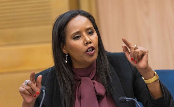 עימות חריף בממשלה: "אתם הלבנים גזעניים"