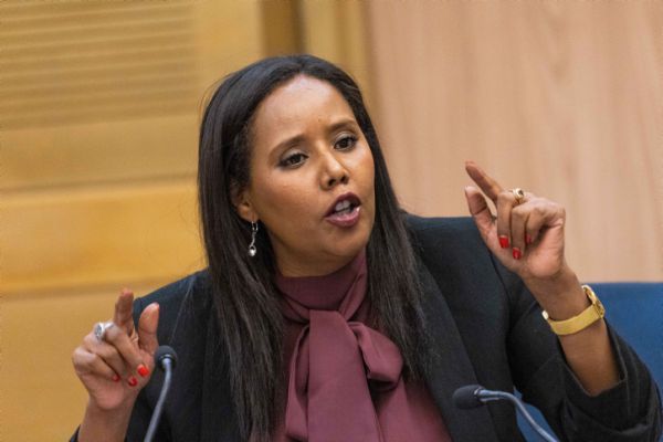 עימות חריף בממשלה: "אתם הלבנים גזעניים"