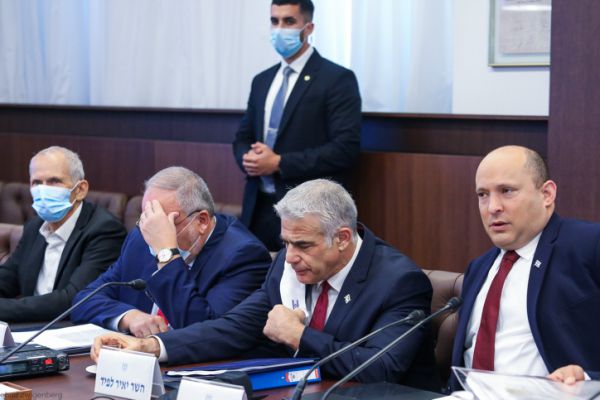 סקר: נתניהו פותח פער; ליברמן צולל, סער בפנים