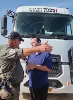 צפו: שמחה רוטמן חוסם את כוחות הפינוי