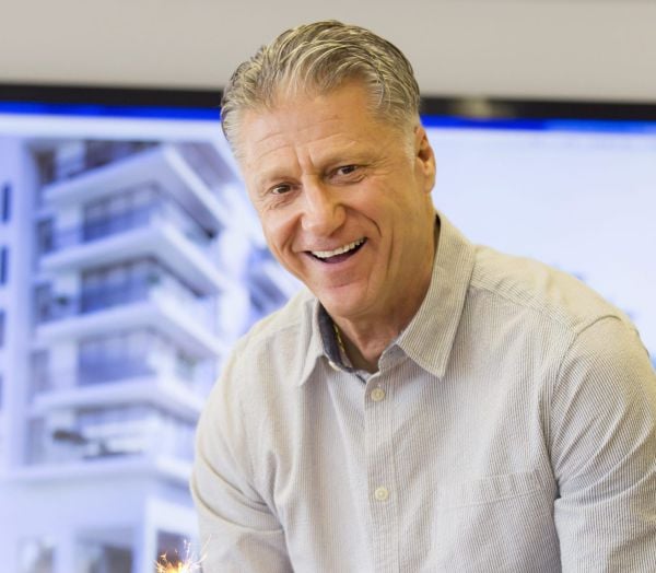 קורע: הכדורסלן מיקי ברקוביץ' מגיע לארץ נהדרת