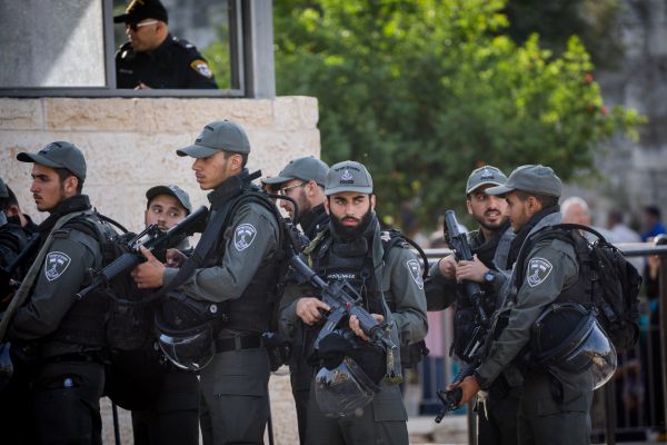 פיגוע דקירה בראס אל עמוד: שוטר נפצע בינוני