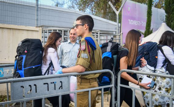 הלווית הרב קנייבסקי: צה"ל ביטל גיוס וסגר שני בסיסים