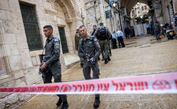 שני שוטרים נפצעו בפיגוע דקירה בהר הבית