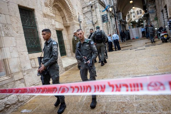 שני שוטרים נפצעו בפיגוע דקירה בהר הבית