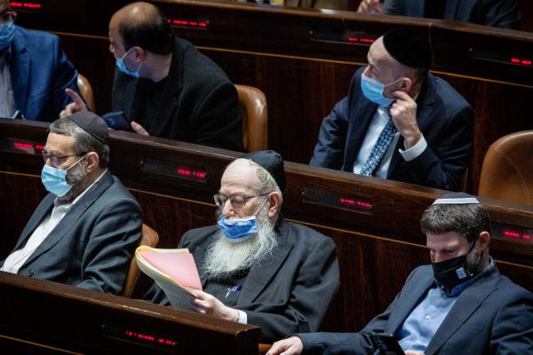 מגעים בין לפיד לאדמו"ר מגור: רשת ביטחון לממשלה