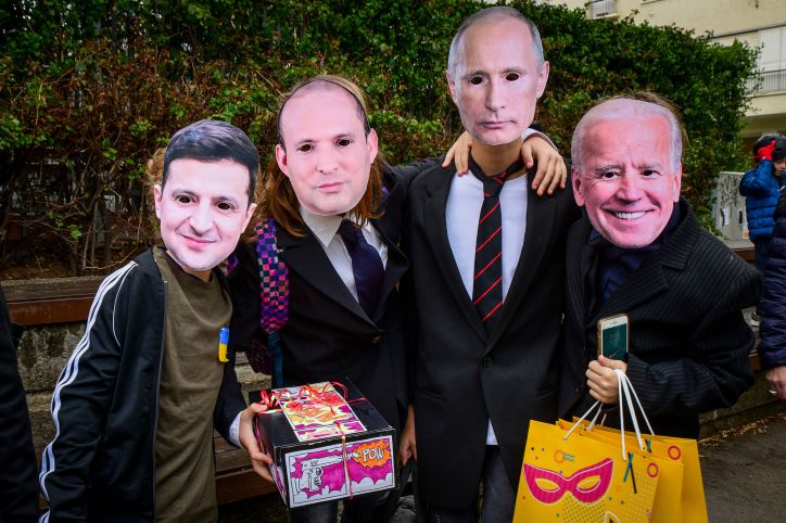 האדם "מחפש" את עצמו: או האם יש גיל לתחפושת?