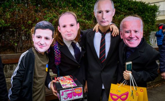 האדם "מחפש" את עצמו: או האם יש גיל לתחפושת?