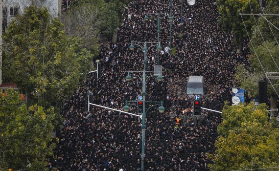 כביש מספר 1: אוטובוס עולה באש, בסמוך למחלף לטרון