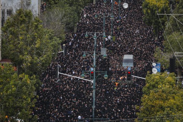 כביש מספר 1: אוטובוס עולה באש, בסמוך למחלף לטרון