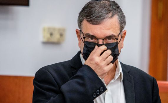 התובעת מבקשת להכריז על שלמה פילבר כ'עד עוין'