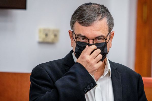 התובעת מבקשת להכריז על שלמה פילבר כ'עד עוין'