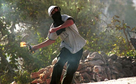 לוחמים חיסלו מחבל בן 16 שיידה בקבוק תבערה